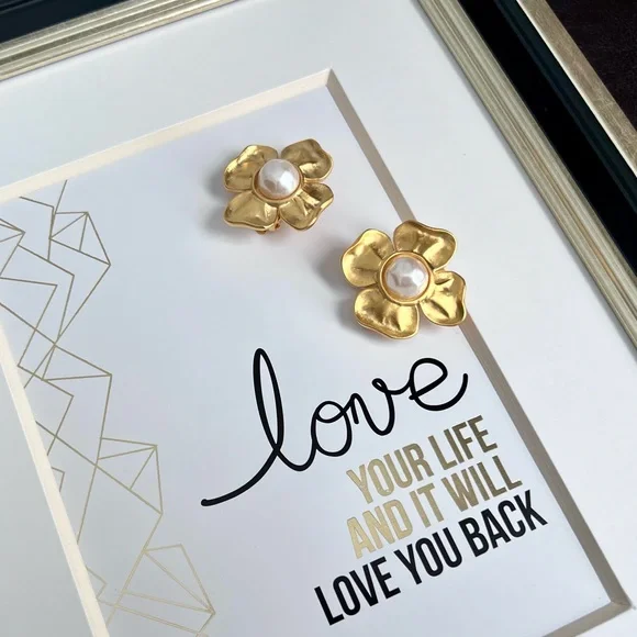 Vintage 80s GIVENCHY Matte Gold Plated Flower Pearl Clip On Statement Earrings - Picture 17 of 17